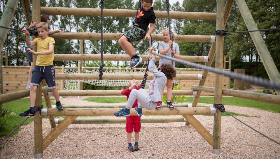 Klimrek met kinderen erop aan het spelen